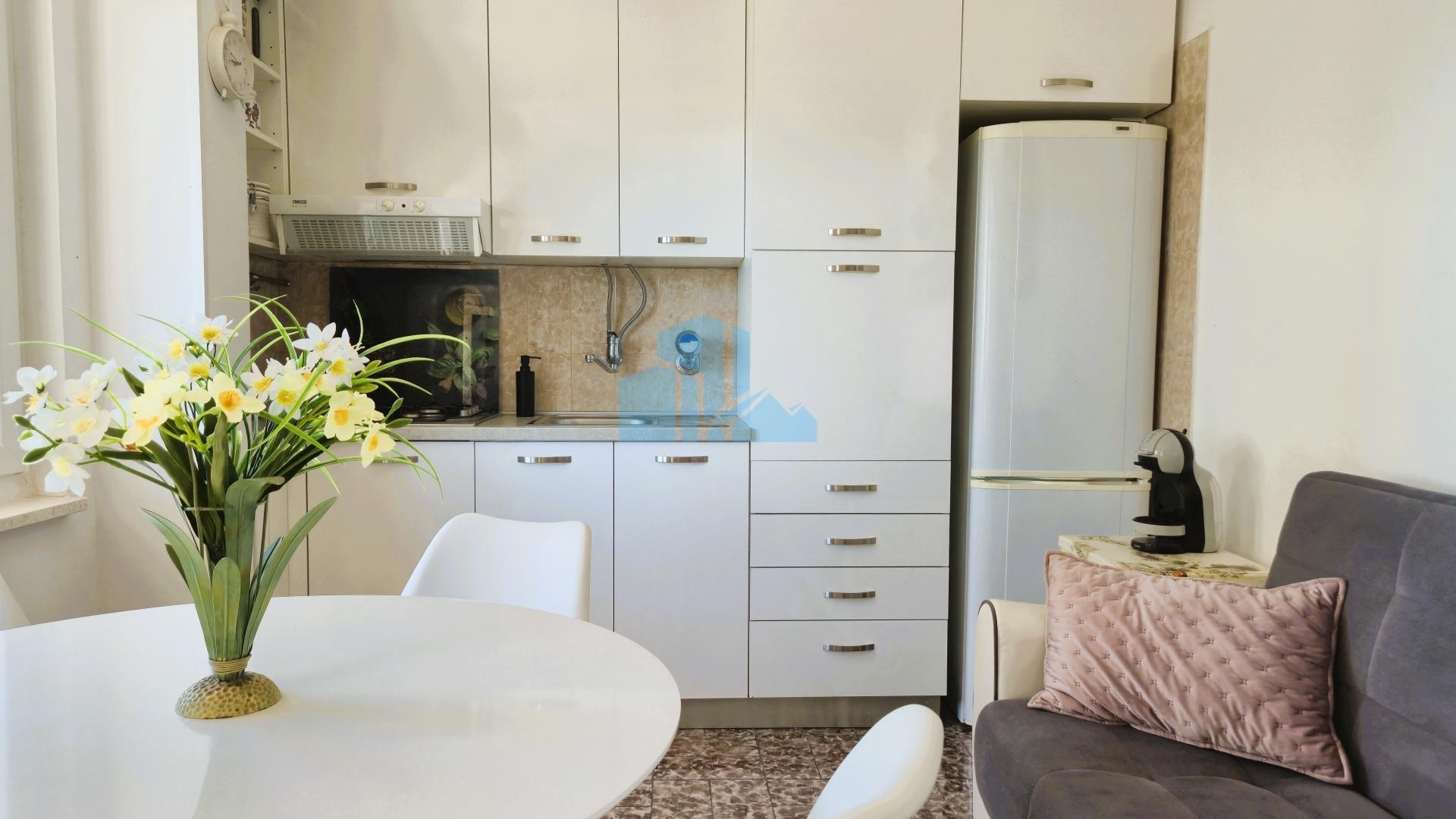 Podstrana, Dvosoban stan sa vrtom i parkingom, pogled na more