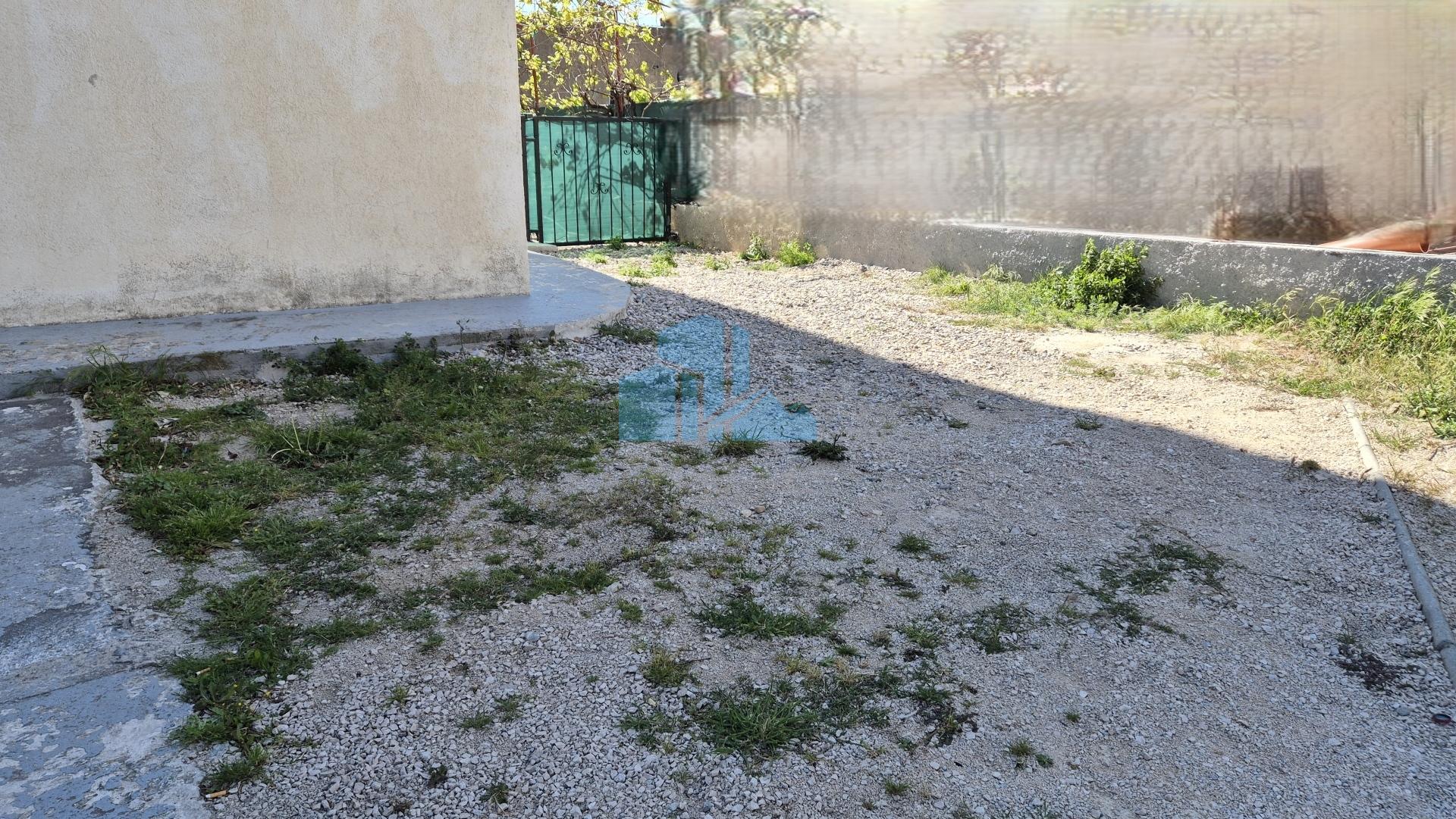 Podstrana, Dvosoban stan sa vrtom i parkingom, pogled na more