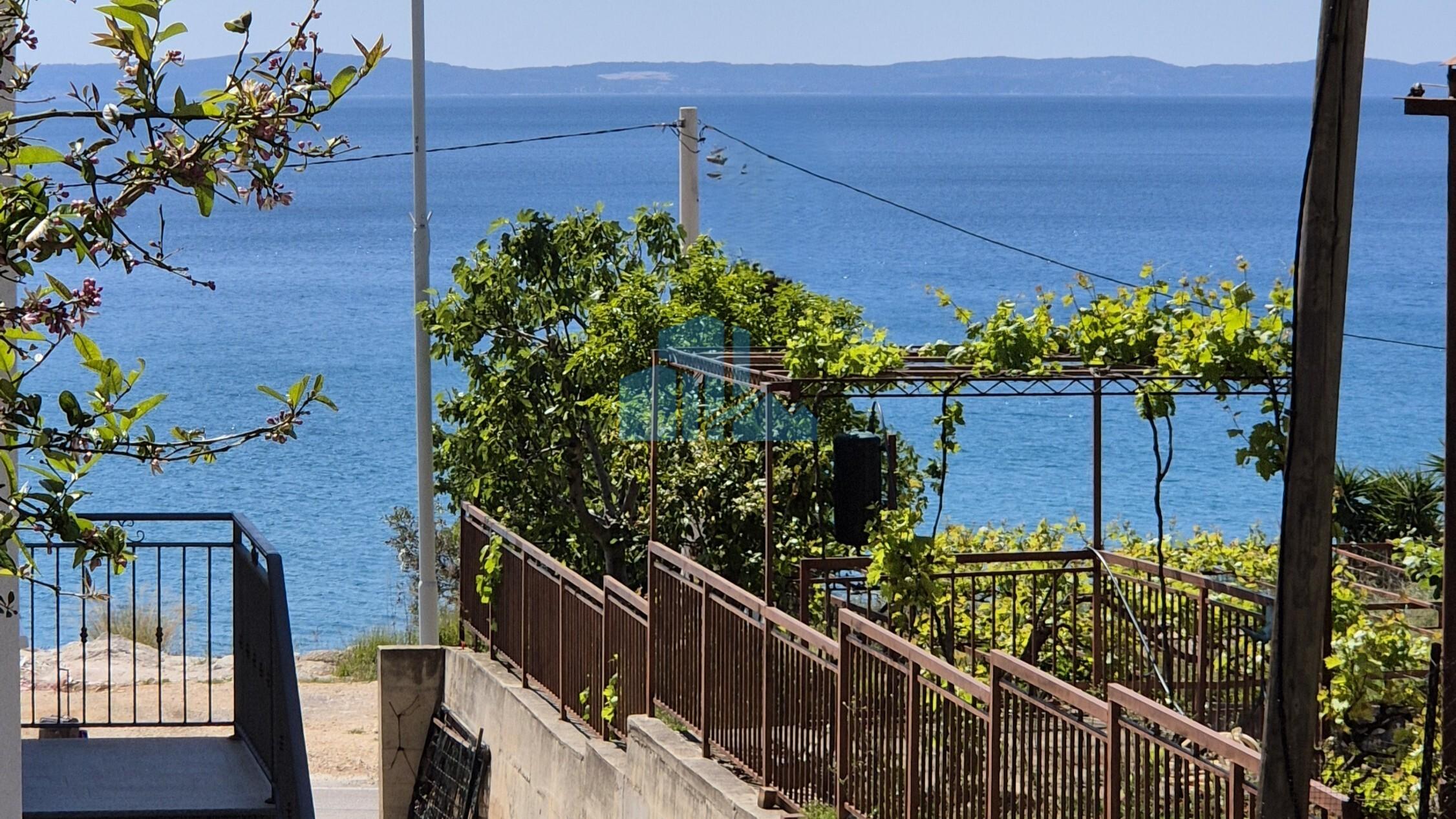 Podstrana, Dvosoban stan sa vrtom i parkingom, pogled na more