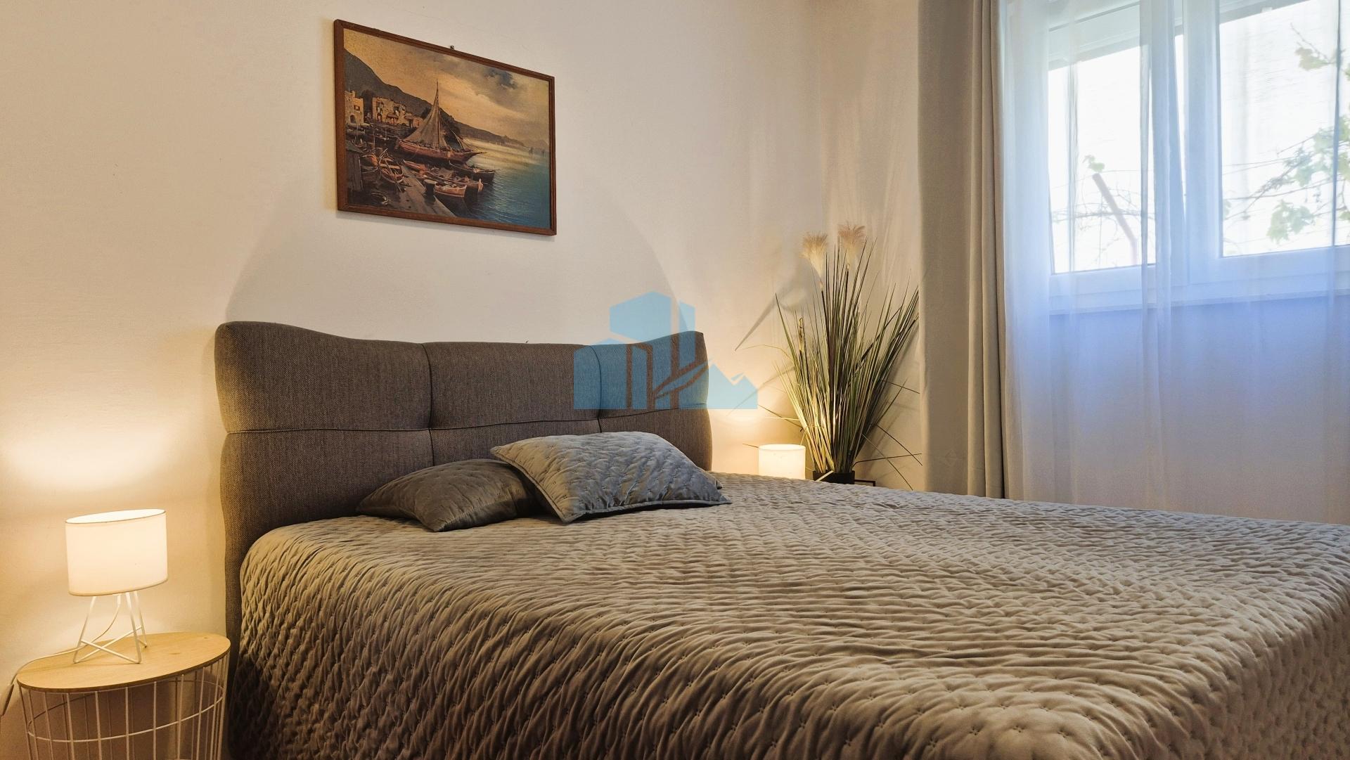 Podstrana, Dvosoban stan sa vrtom i parkingom, pogled na more