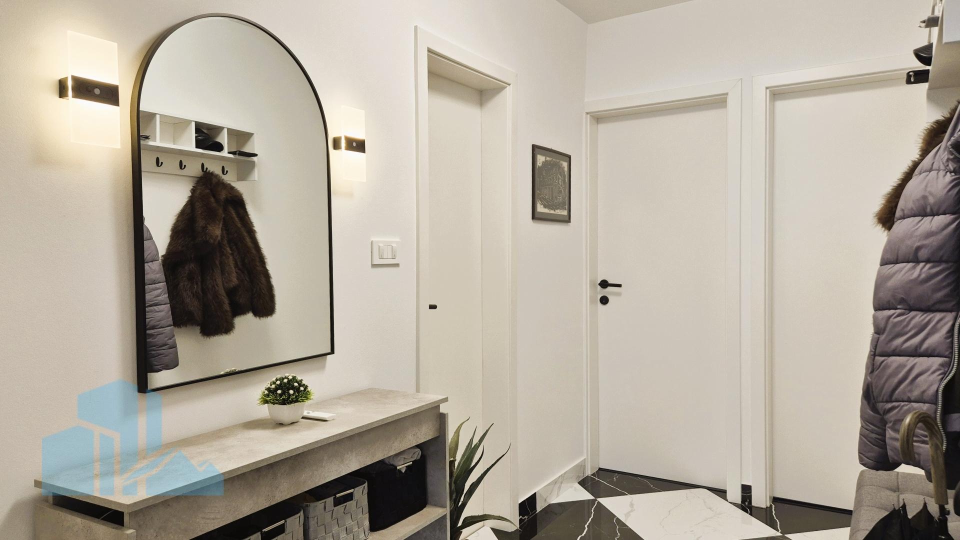 Renoviran stan 62m2 u Šibeniku, Križ