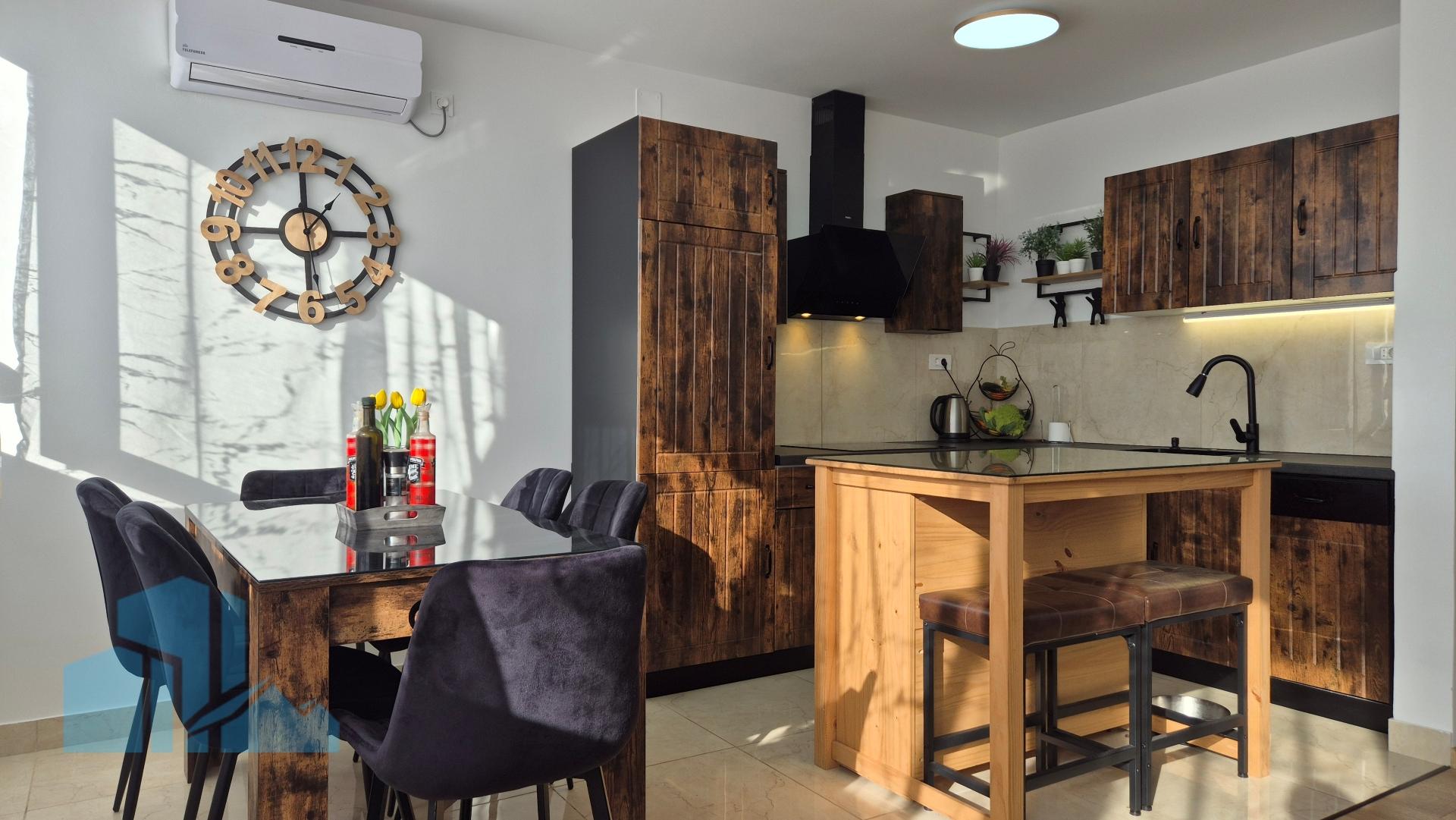 Renoviran stan 62m2 u Šibeniku, Križ