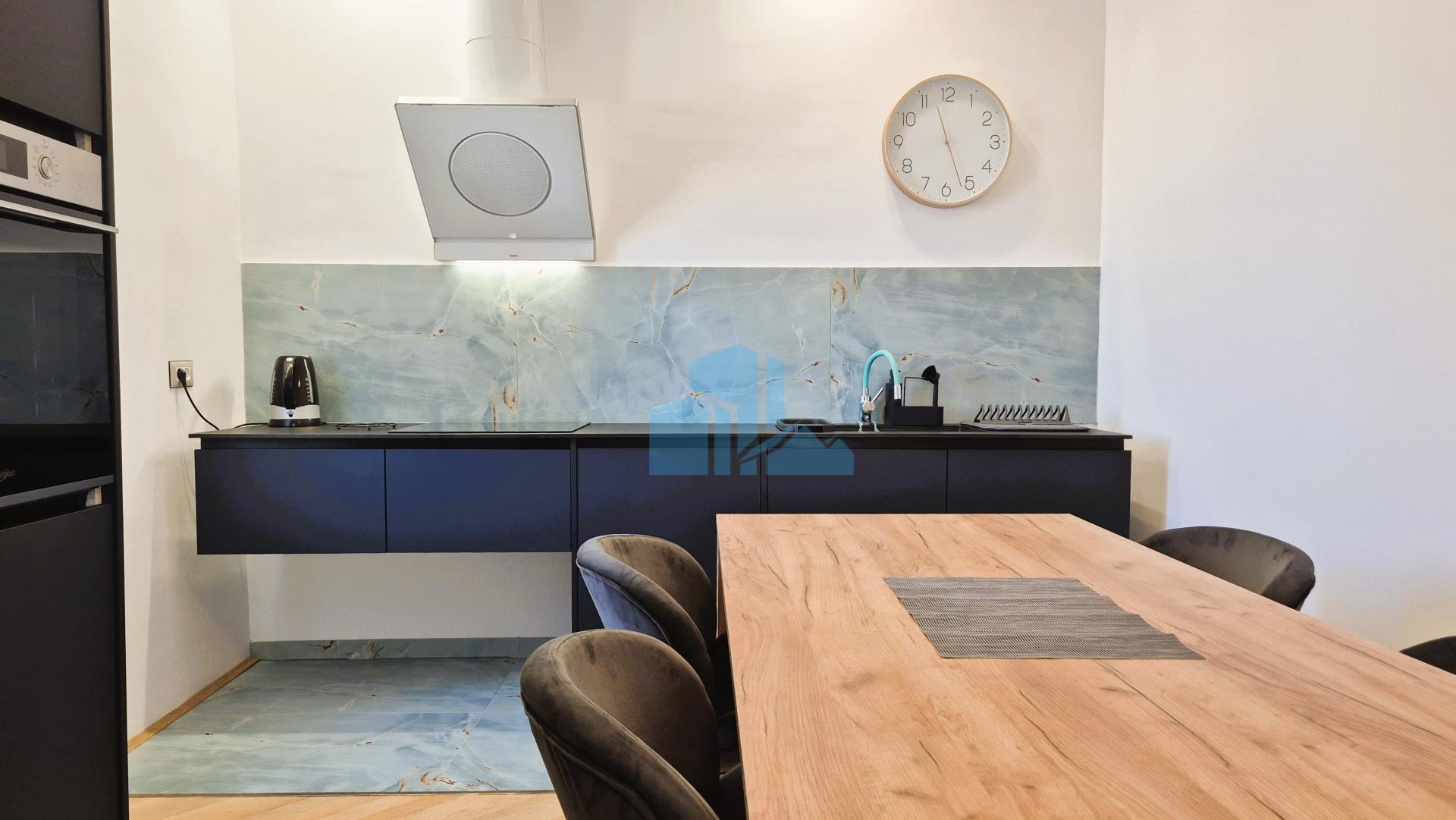 Šibenik – Grad - Jedinstveni renoviran i opremljen stan 75 m² u centru Šibenika