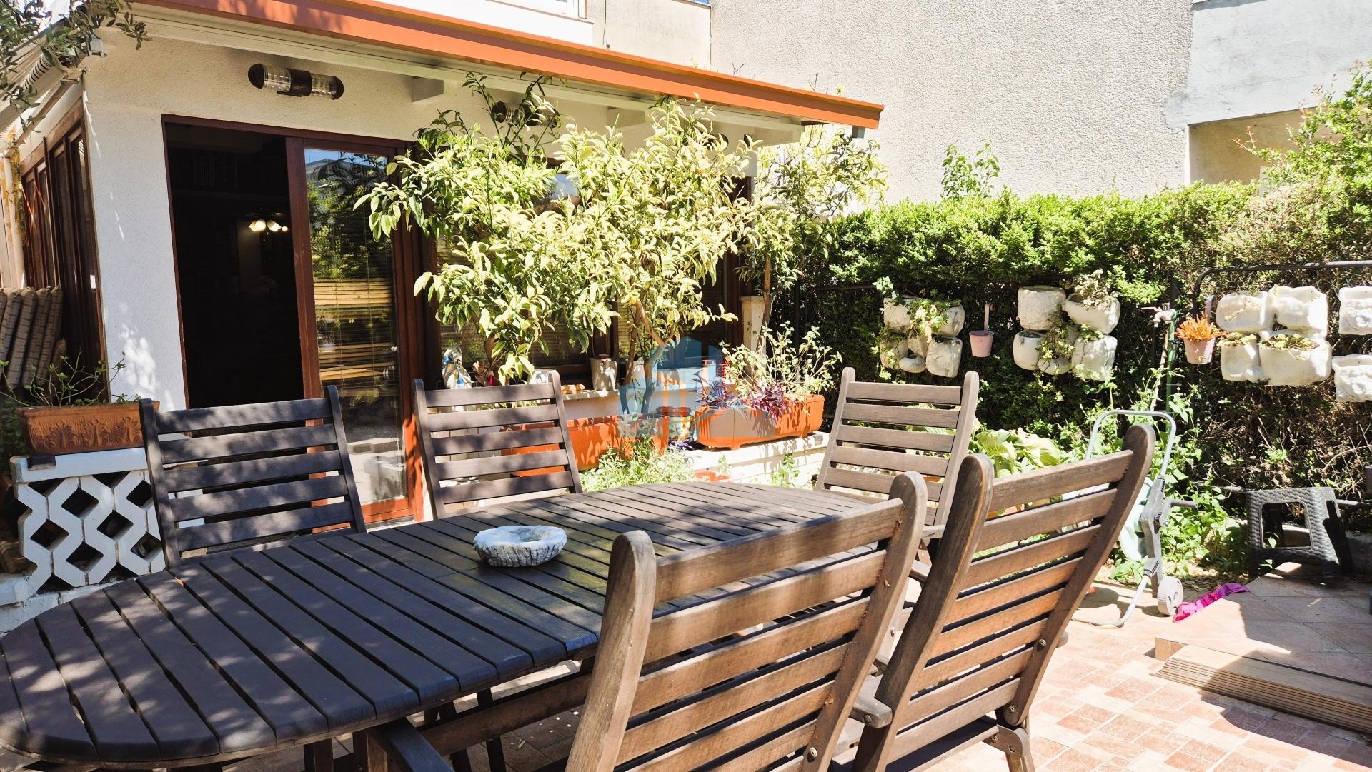 Split, Brda - Dvosobni stan s vrtom